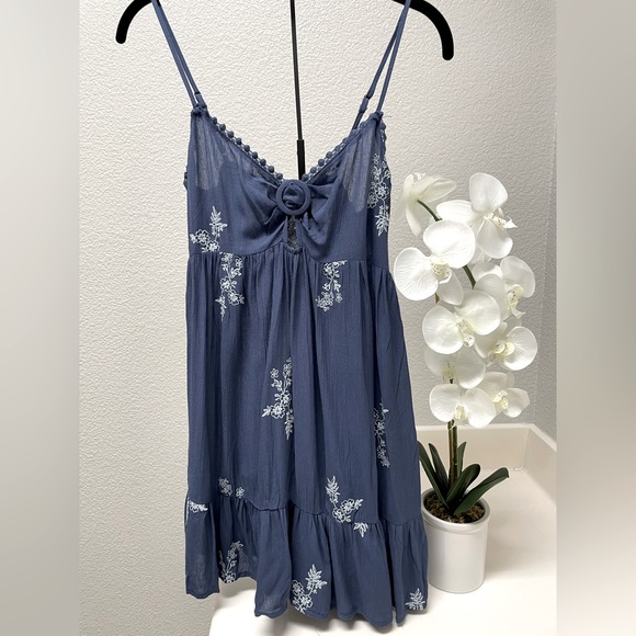 coco + jaimeson Navy with Floral Embroidery Twist Front Minidress NWT - Picture 1 of 4